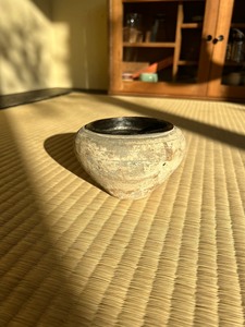 购买于北京“土氣古道具” 建水 是老的什么陶罐子 上面的铜器