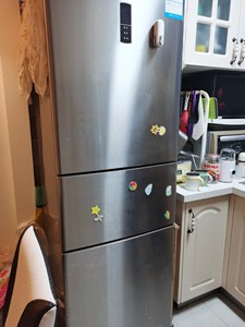出海信 Hisense品牌的三门冰箱，颜色为银色，款式时尚。