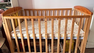 小龙哈彼婴儿床，送小龙哈比床垫，送床围，150自提