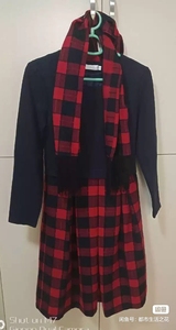 韩版秋潮款欧美风配搭围巾格子连衣裙，纯色部分是深蓝色的，实体
