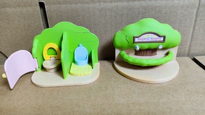 森贝儿家族 幼儿园厕所 型号:26378 无盒，玩具有裂缝。