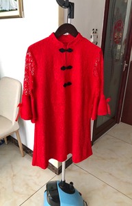 中式红色盘扣旗袍连衣裙，袖子是蕾丝的，身上的是厚实的面料，拍