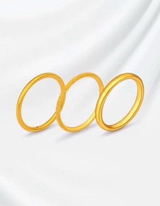 出老庙黄金素圈戒指，光面，七号，有发票，适合情侣或朋友佩戴。