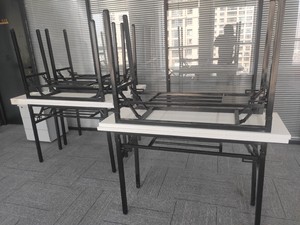可折叠的长条桌，一米二乘40宽的尺寸，2.5厘米厚的桌面，1