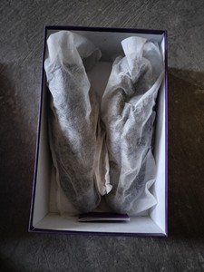 红火鸟男皮鞋子奥康店买的，，245码，很新，就结婚当天穿了一