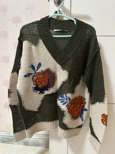 地素马海毛V领毛衣，靠谱代购购入。款式独特，质量好嘛。马海毛