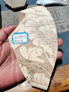 北宋磁州窑珍珠地镶嵌牡丹纹枕面标本。标价为实价尺寸实物如图。