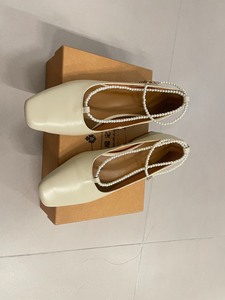 全新白色鞋子，仅试穿，牛皮，38码，白色珍珠环绕，很气质很好