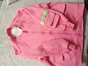 实体店购买韩版外套一件，特别正的粉红色，很漂亮，基本没穿过，