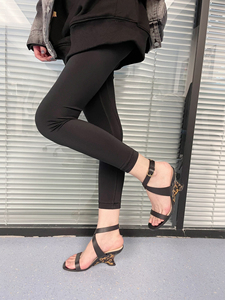 Dior 女士矮跟凉鞋 原产地意大利 经典黑色配上鞋跟独特豹