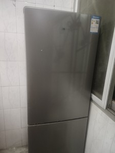 出海信 Hisense的三门冰箱，颜色为银色，款式为对开门。