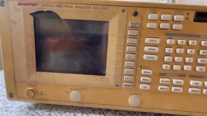爱德万 R3131A 频谱仪，通电可开机，屏幕破损，当配件机