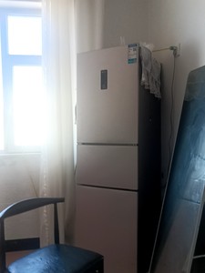 出海信 Hisense品牌的三门冰箱，颜色为白色，款式为对开