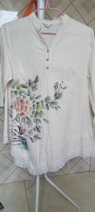 商场品牌木棉道大衫，棉麻自然色，小国风元素，前后衣衣角自然肚