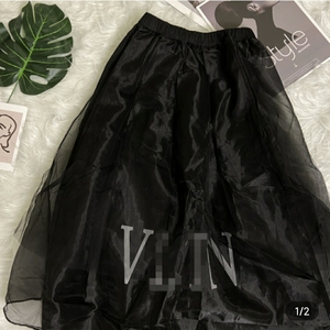 华伦天奴VLTN黑色网纱半身裙，主体是纯棉材质，前面有网纱，