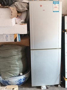 闲着一台冰箱高度1米4宽度50有需要的联系我慈溪自提1358