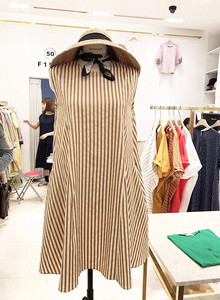 韩国代购竖条纹无袖连衣裙，颜色是那种米黄色和白色夹条纹，全新