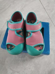 阿迪女婴童包脚防踢凉鞋，9成新左右，没怎么穿过，有两双，8k