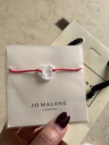 祖马龙留香红色手绳，喷香水后可以持久留香。品牌专柜赠送，仅此
