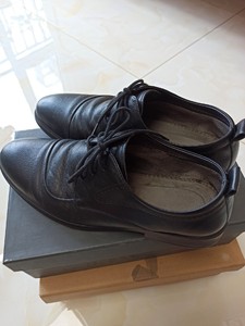 意尔康休闲皮鞋（加绒，短绒），尺码43，无断底断面，鞋内几乎