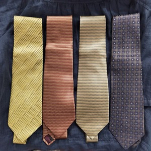 出四条不同款式的全新MARJA KURKI男士领带，包括黄色