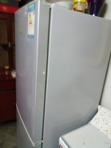 出海信品牌的三门冰箱，颜色为白色，款式为对开门冰箱。冰箱整体
