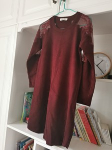 全新针织连衣裙，枣红色，肩袖处蕾丝镂空。因码数不合转让。
