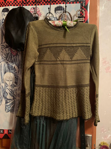 喇叭袖工艺编织毛衣，黛绿色。