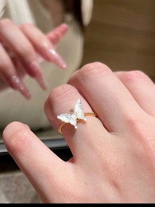 66折SOINLOVE宝藏女孩系列18K金月光蝴蝶钻石戒指