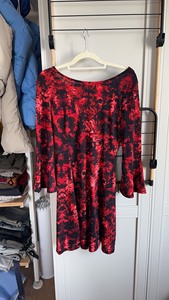 HM印花连衣裙，红色露背绑带，闲置转卖