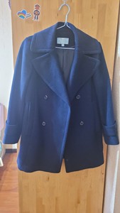 伊芙丽经典深蓝色中长款羊毛大衣，手感极好，时尚保暖。
