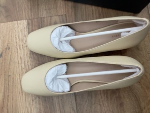 王小毒家鞋子，全新，只试过一次未穿；奶油黄，5cm；颜色是带