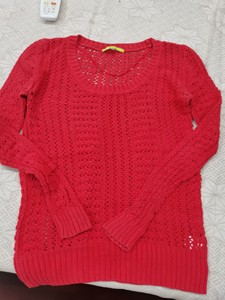 Es镂空针织毛衣  衣服购于专柜，165码，颜色特别亮，很显