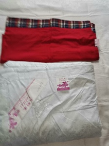 全新的纯棉大床单，闲置出让，红色斜纹纯棉布料，三个边缘格布加
