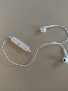 芒果人蓝牙耳机一个，如图所示，有意者请联系。
