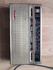 红灯2J8-1收音机。品相不错，有一处裂纹。此款机没裂纹的就