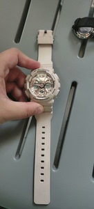 手表。卡西欧的g-shock系列。浅粉色，两年前买的，但是买