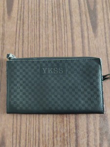 YKSS伊克萨斯品牌真皮手包。尺寸20*12，完好无损，内双