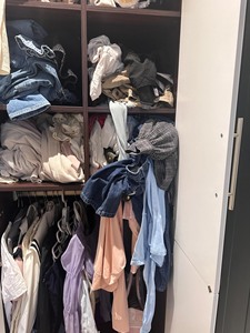 女大学生室友搬走了，留了一大堆穿过的衣服，不嫌弃的低价出售了