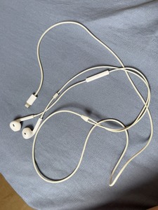苹果原装耳机购买有两年，换了手机很少使用，没有任何质量问题。
