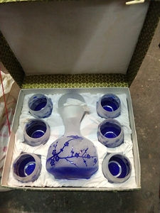 80－90年代蓝色玻璃刻梅花冷水壶带六个杯子一套