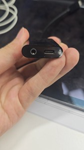 出Belkin贝尔金的黑色和白色USB-C转3.5mm耳机+