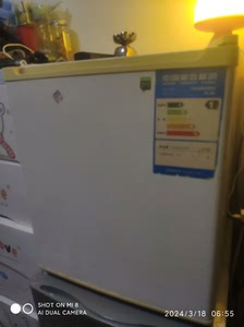 转手一个卧室奥马牌小冰箱，带微冻室，目前插电状态正常使用中，