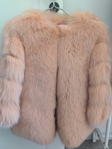 狐狸毛皮草外套肉粉色三千多购入。胸围100衣长65袖长54