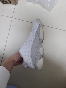 aj13 low白银，41码，成色如图，有些开胶，正品，得物