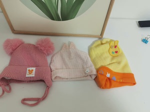 0-3月宝宝帽子，一个初秋薄款，一个深秋款还有一个冬款，孩子