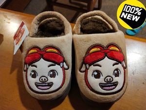 正品全新“猪猪侠”儿童棉拖鞋。鞋长15厘米，鞋内长14厘米。
