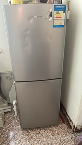 出海信 Hisense品牌的118升双门小型冰箱，颜色为银色