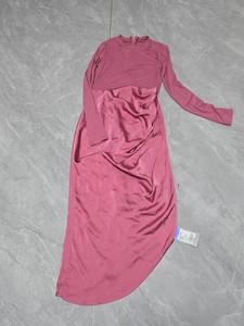 枚粉色连衣裙，上身弹力棉，下身段面，裙子下身打揽设计，可以让