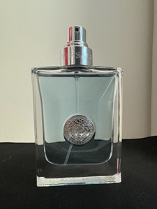 范思哲同名香水50毫升, 没有盒子和盖子, 成色余量如图,